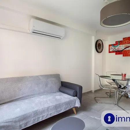 Pasteur With Parking Space Апартаменты *